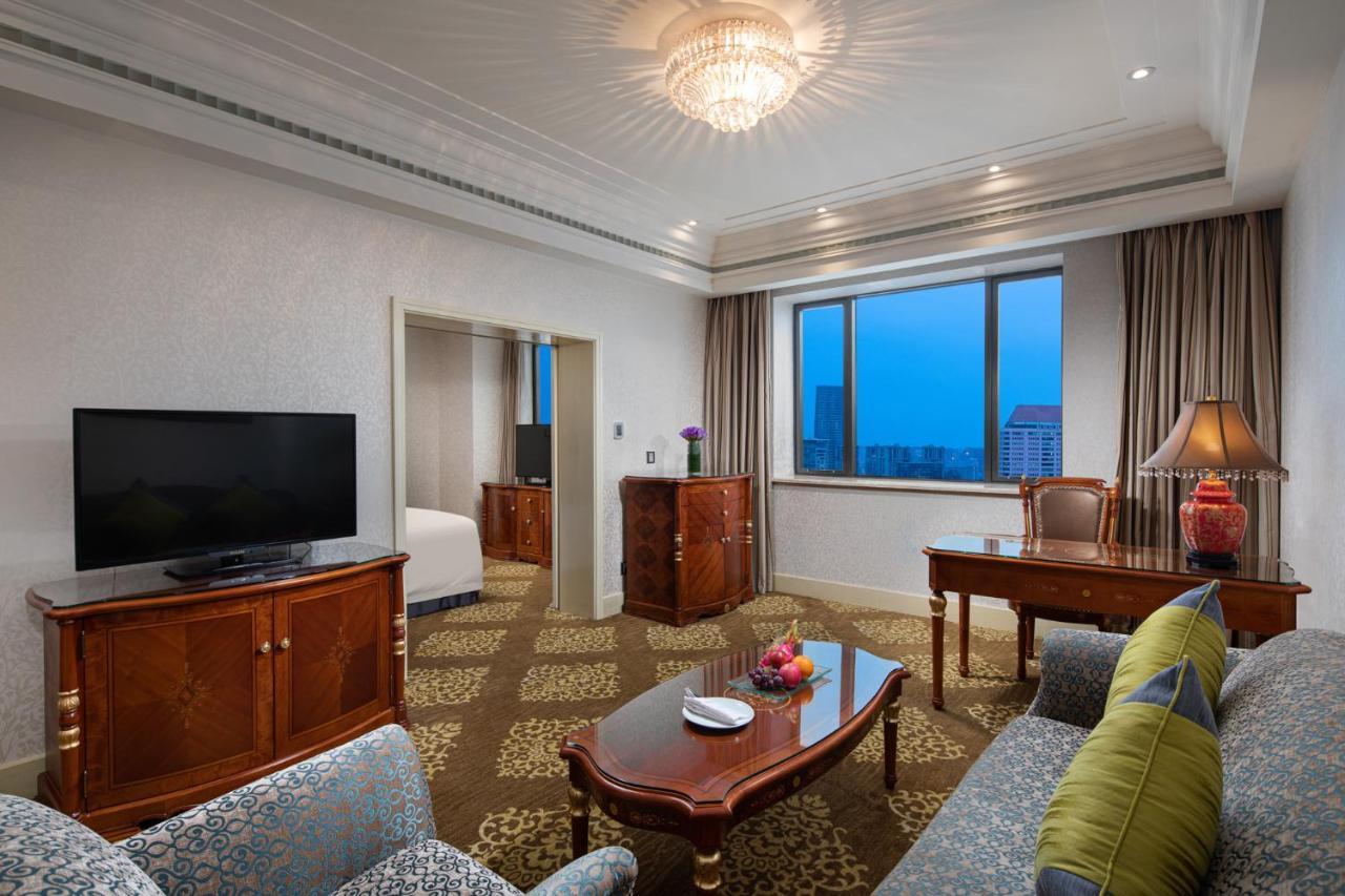 Crowne Plaza Shanghai Nanjing Road By Ihg Eksteriør bilde A suite at the hotel