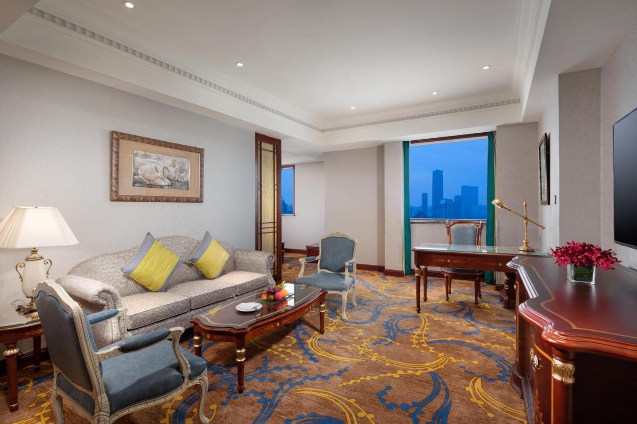 Crowne Plaza Shanghai Nanjing Road By Ihg Eksteriør bilde A suite at the hotel
