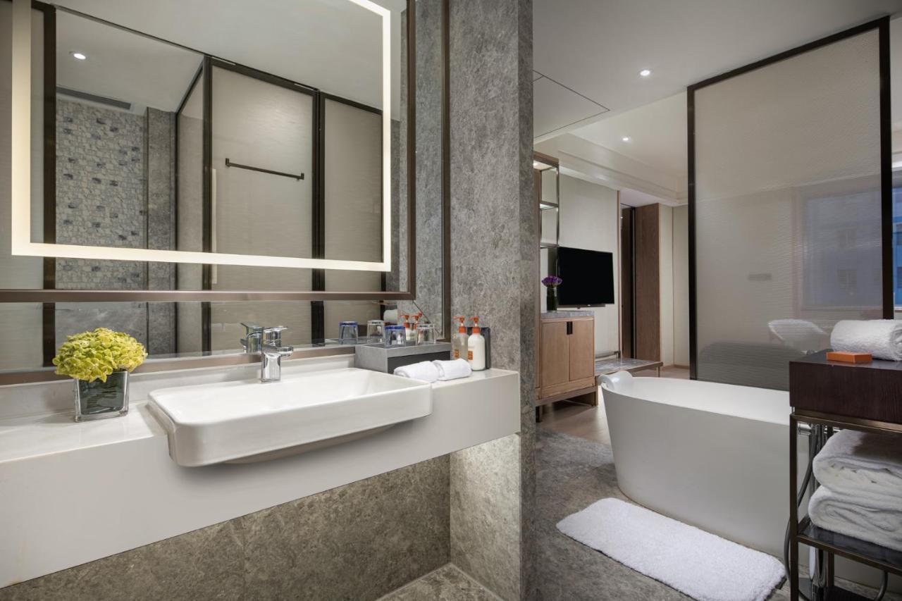 Crowne Plaza Shanghai Nanjing Road By Ihg Eksteriør bilde Bathroom