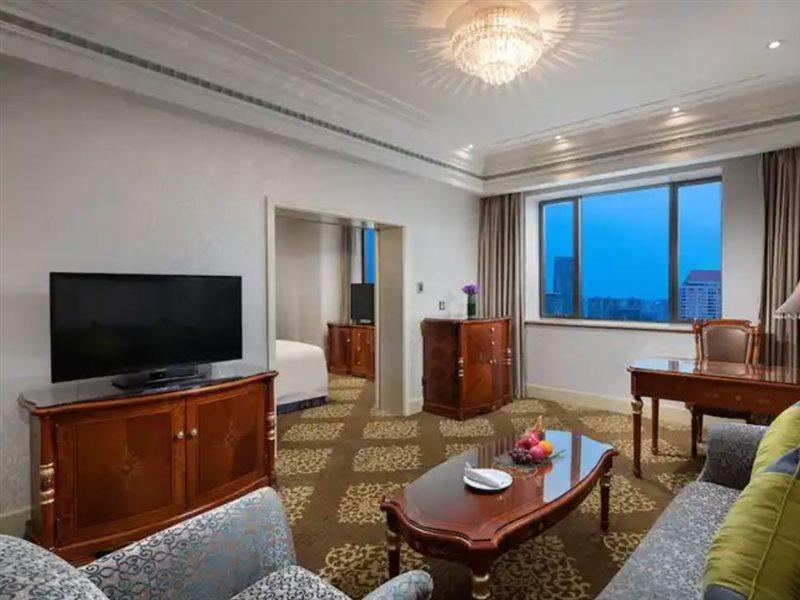 Crowne Plaza Shanghai Nanjing Road By Ihg Eksteriør bilde A suite at the hotel