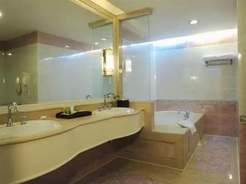 Crowne Plaza Shanghai Nanjing Road By Ihg Eksteriør bilde Bathroom