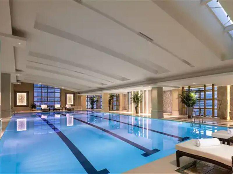 Crowne Plaza Shanghai Nanjing Road By Ihg Eksteriør bilde The pool at the Four Seasons Hotel