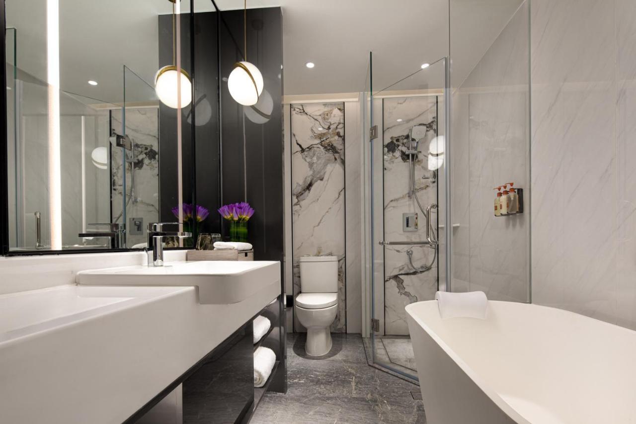 Crowne Plaza Shanghai Nanjing Road By Ihg Eksteriør bilde Bathroom
