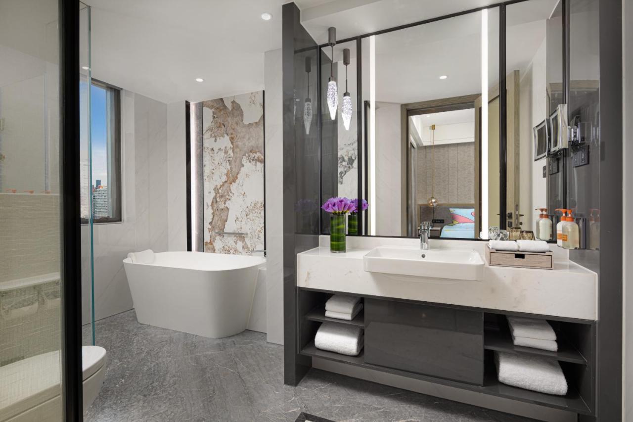 Crowne Plaza Shanghai Nanjing Road By Ihg Eksteriør bilde Bathroom