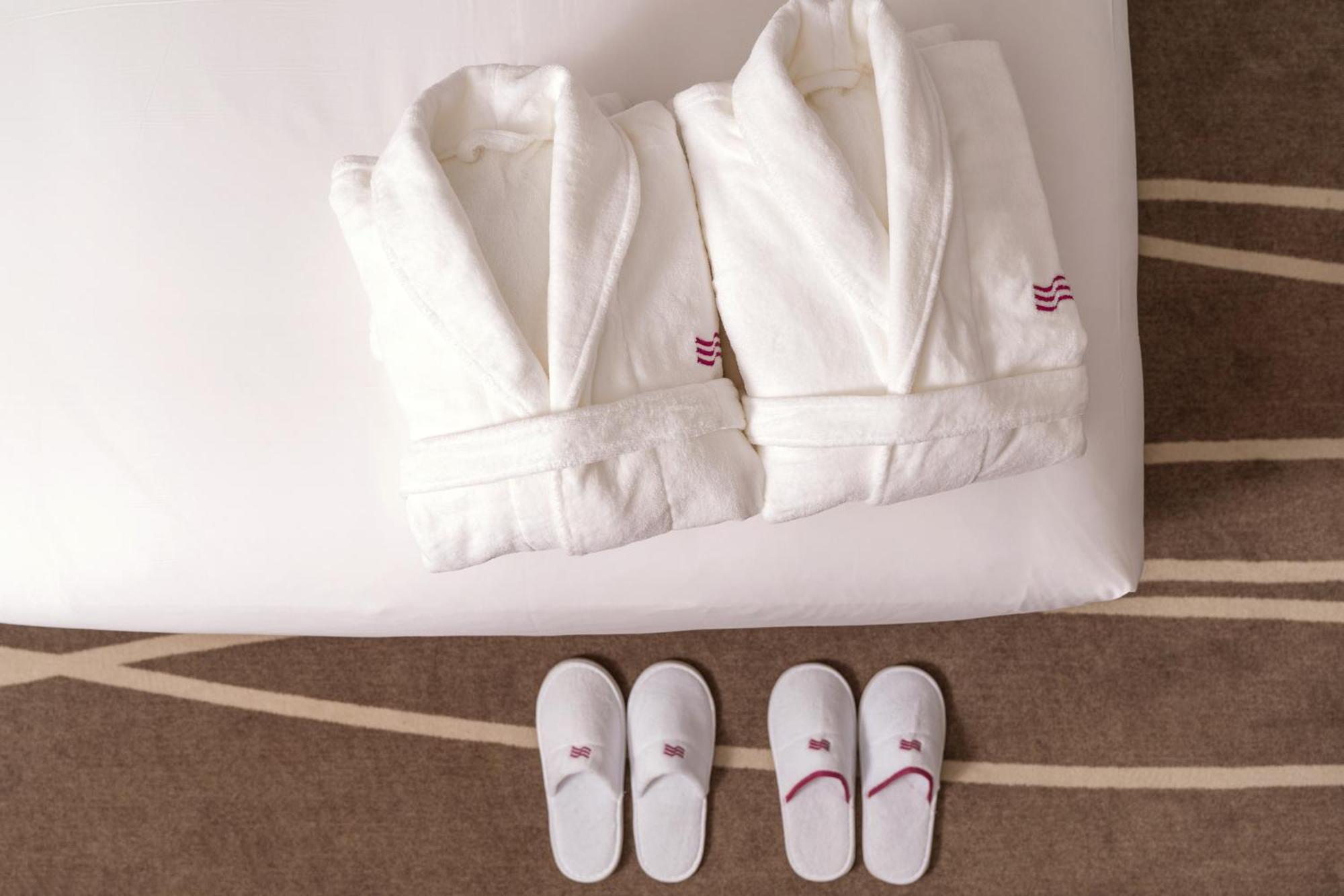 Crowne Plaza Shanghai Nanjing Road By Ihg Eksteriør bilde Bathrobe and slippers